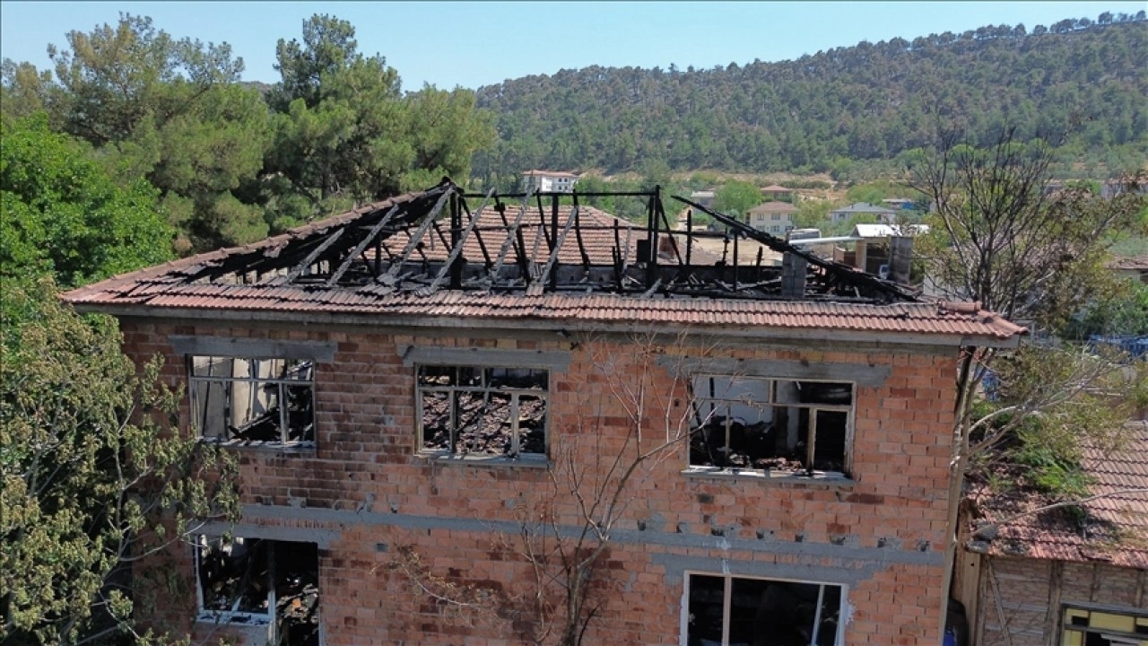 Bir zamanlar ipek böceği yetiştirdiği evi orman yangınıyla küle döndü