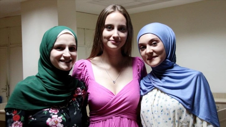 Biri ablasından diğeri dinlediği şarkıdan etkilenen Bosnalı genç kızlar Türkçe öğrendi