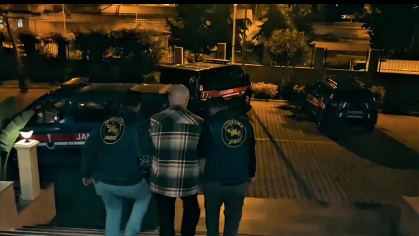 Biri kırmızı, diğeri yeşil bültenle aranan iki kişi Türkiye'de yakalandı