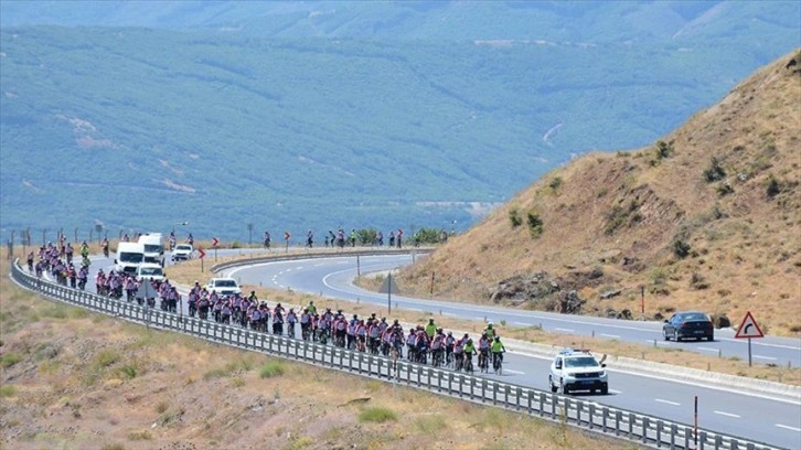 Bisiklet tutkunları Van Gölü kıyılarını temizledi