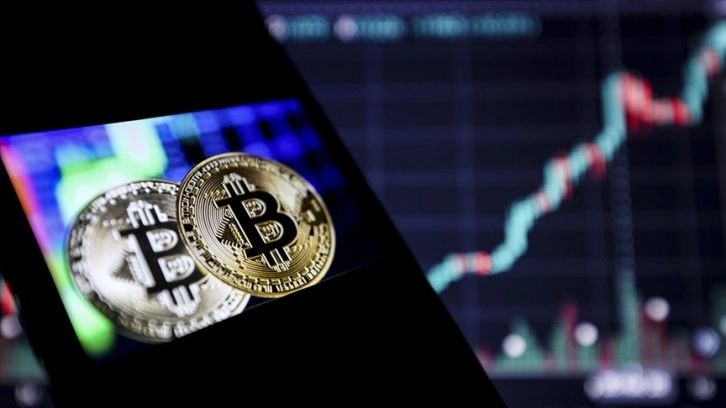 Bitcoin 10 ayın en düşük seviyesine geriledi