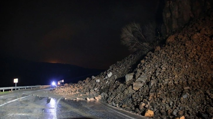 Bitlis-Baykan kara yolunda heyelan