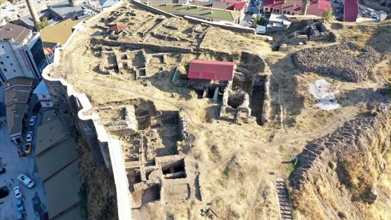 Bitlis Kalesi'ndeki arkeolojik kazılarda sikke ve seramikler bulundu