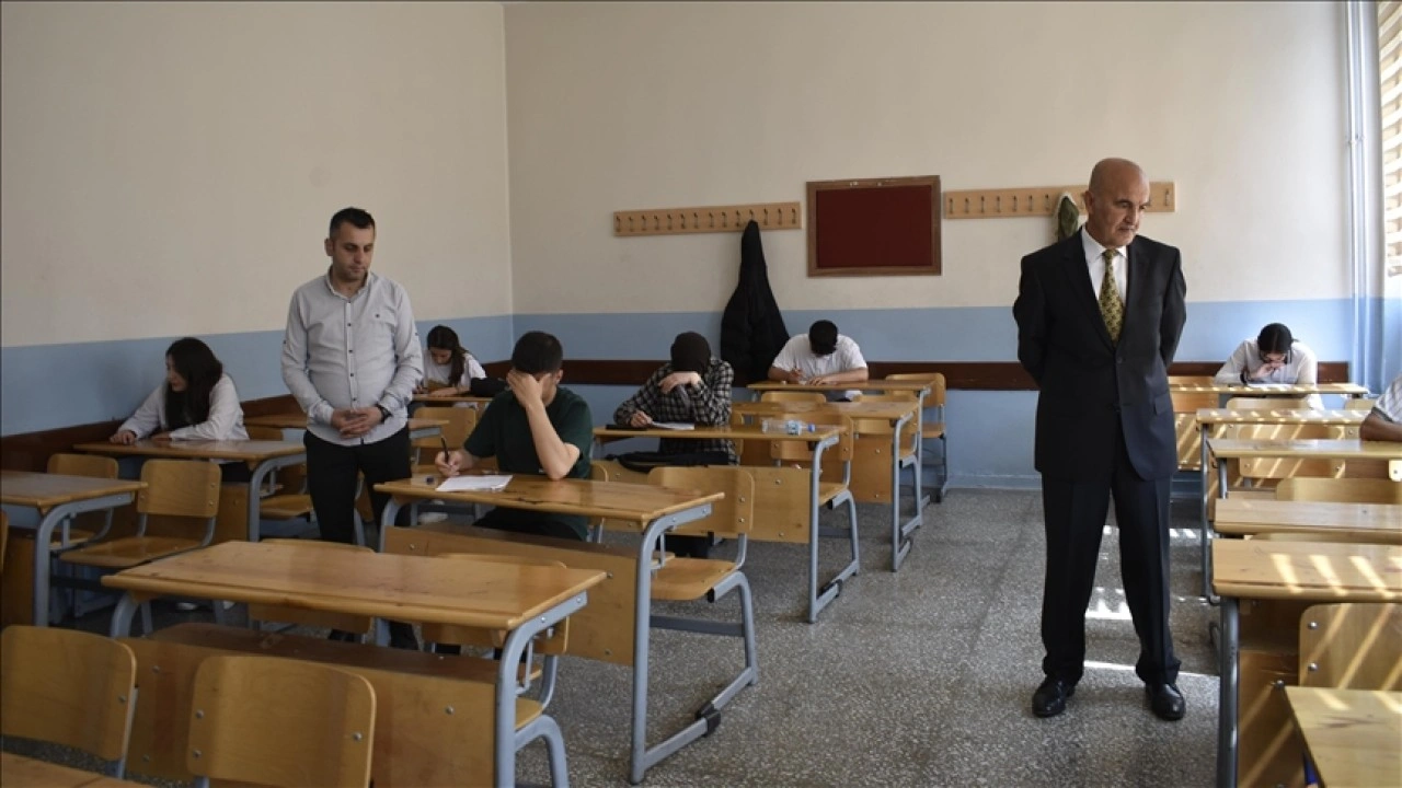 Bitlis'te 37 yıllık öğretmen, öğrencileriyle aynı okulda görev yapıyor