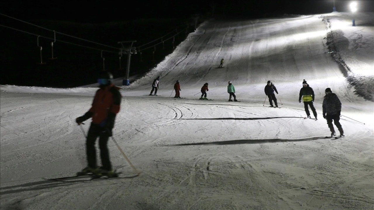 Bitlis'te ışıklandırılan tesiste gece kayağı keyfi