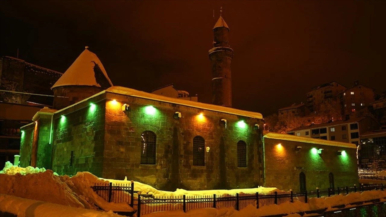 Bitlis'te tarihi yapılar beyaza b&uuml;r&uuml;nd&uuml;