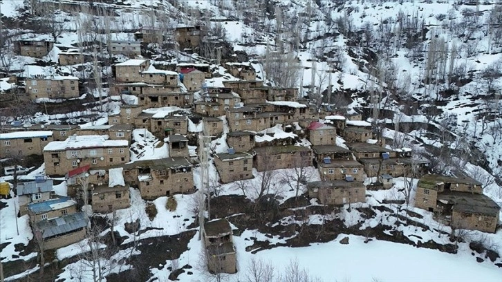 Bitlis'in toprak damlarında köylülerin kar mesaisi