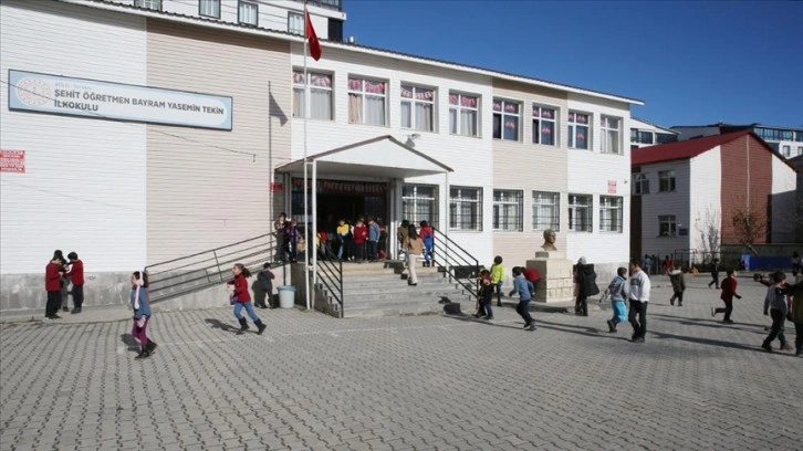Bitlis'te 30 yıl önce teröristlerce şehit edilen öğretmen çiftin ismi okulda yaşatılıyor