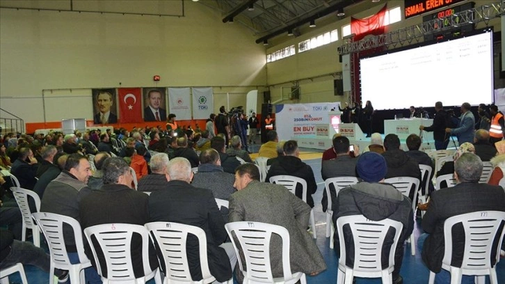 Bitlis'te 'İlk Evim, İlk İş Yerim Projesi'nde yapılacak konutların kuraları çekildi