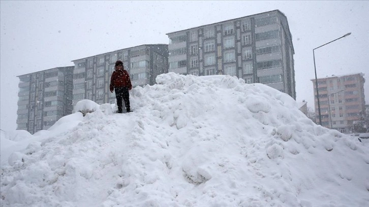 Bitlis'te kent merkezi ve 3 ilçede okullara 1 günlük kar tatili