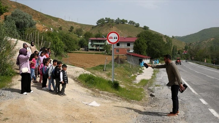 Bitlis'te öğrenciler tehlikeli okul yolunu öğretmenleriyle şarkılar eşliğinde aşıyor