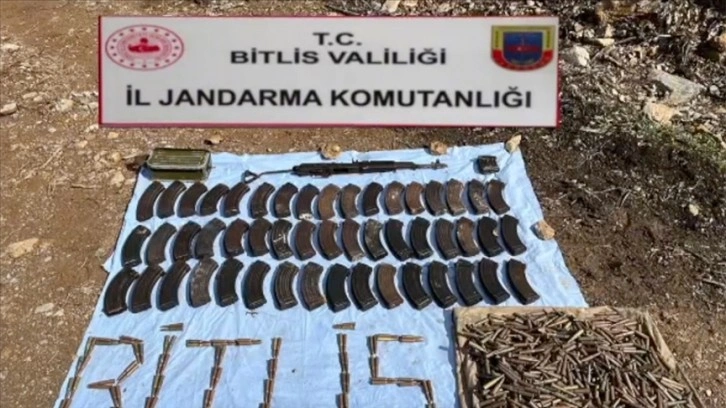 Bitlis'te PKK'lı teröristlerce araziye gizlenmiş silah ve mühimmat ele geçirildi