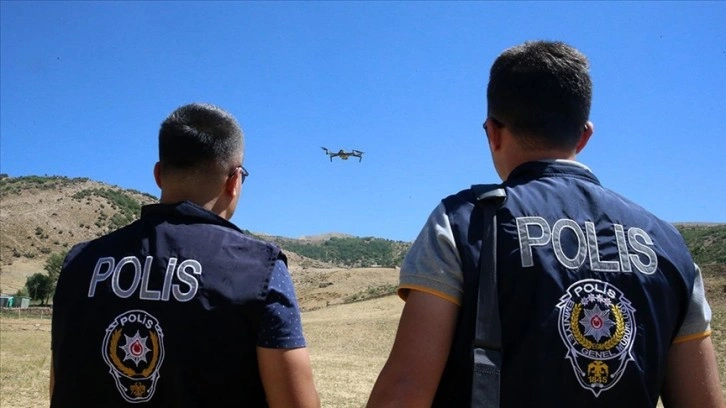 Bitlis'te polisler dağda kaybolan 55 koyunu dronla buldu