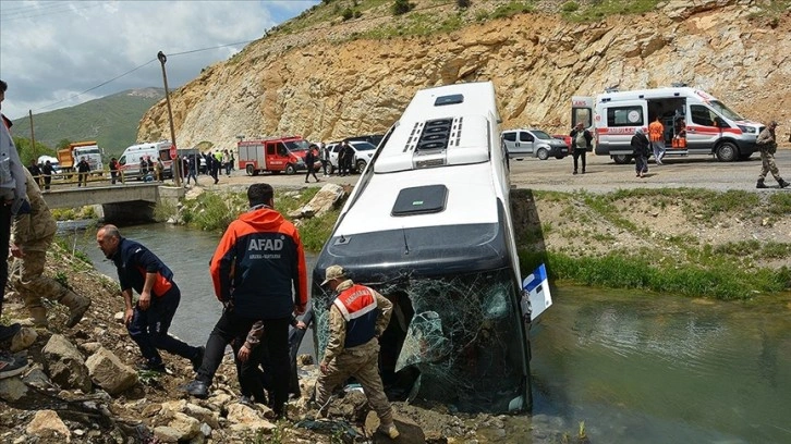 Bitlis'te yolcu otobüsünün dereye düşmesi sonucu 7 kişi yaralandı