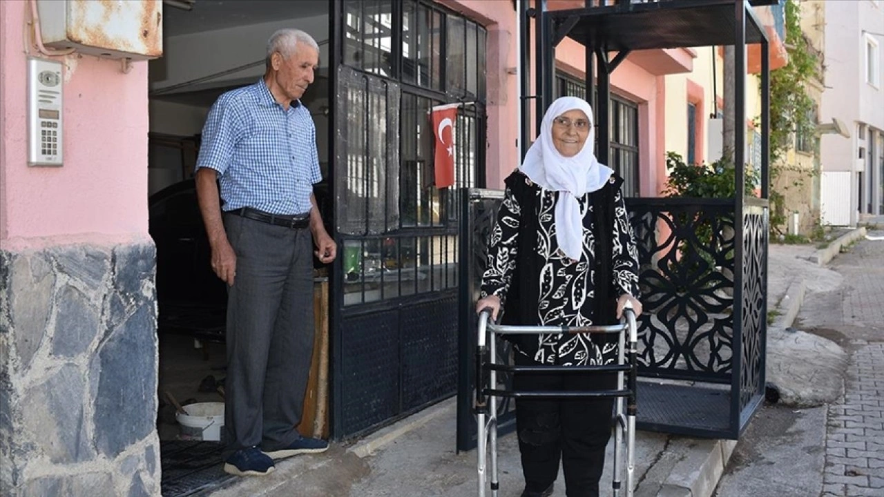 Böbrek hastası 51 yıllık eşi için üç katlı binanın dışına asansör yaptırdı