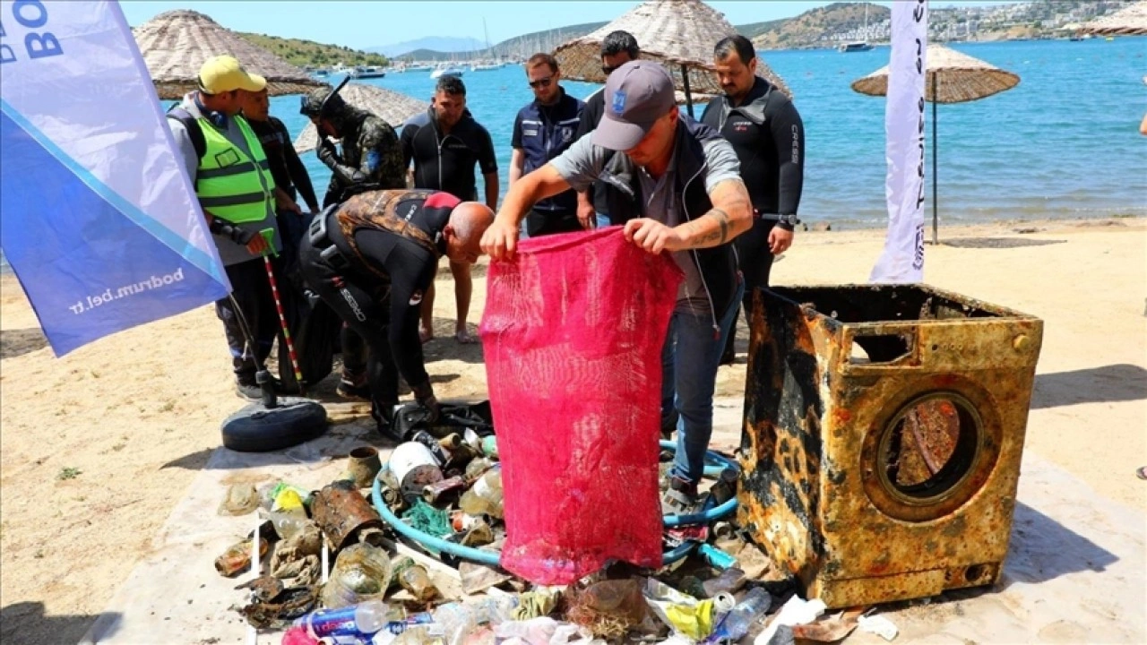 Bodrum'da dalgıçlar deniz dibi temizliği yaptı