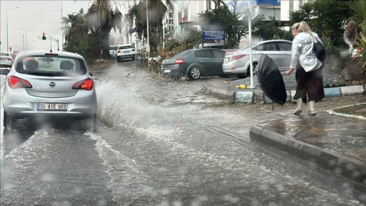 Bodrum'da sağanak günlük yaşamı olumsuz etkiledi