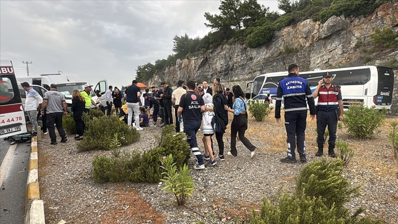 Bodrum'da servis minibüsü ile otomobilin çarpıştığı kazada 16 kişi yaralandı