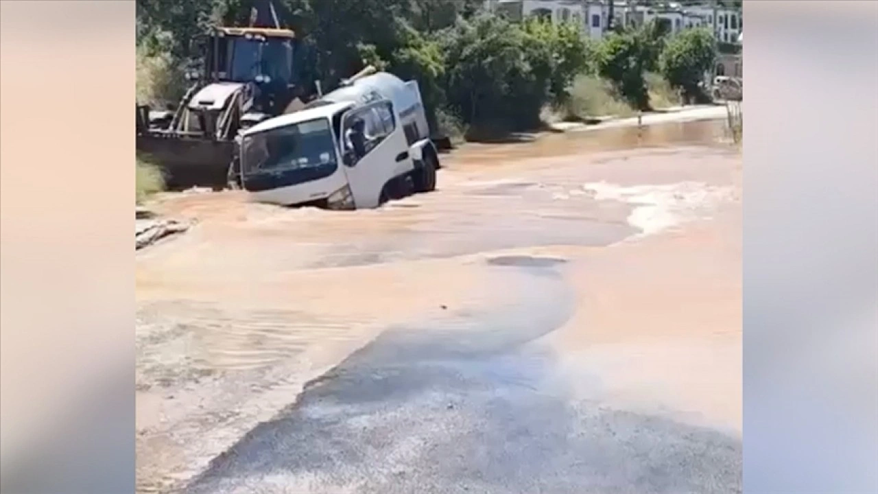 Bodrum'da tanker, patlayan içme suyu hattı nedeniyle oluşan çukura düştü