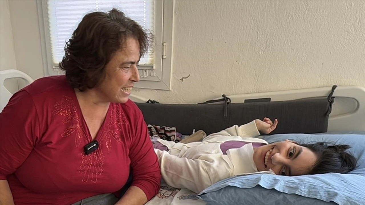 Bodrum'un "süper babaannesi" bel ağrılarına rağmen torununa özveriyle bakıyor