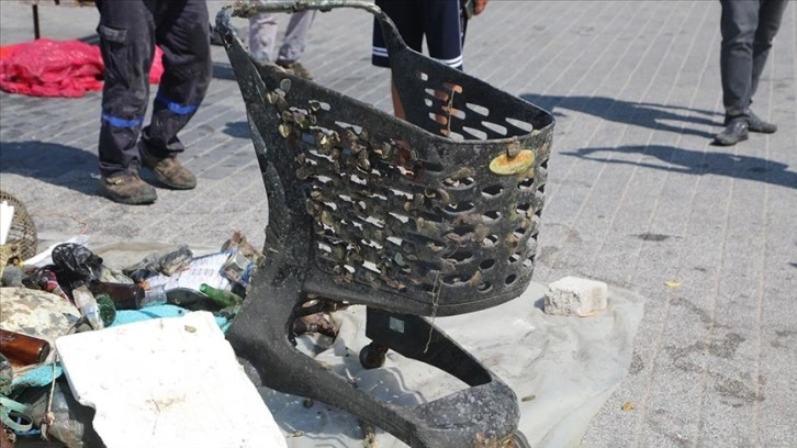 Bodrum'da deniz dibinden 2 tonu aşkın atık çıkarıldı