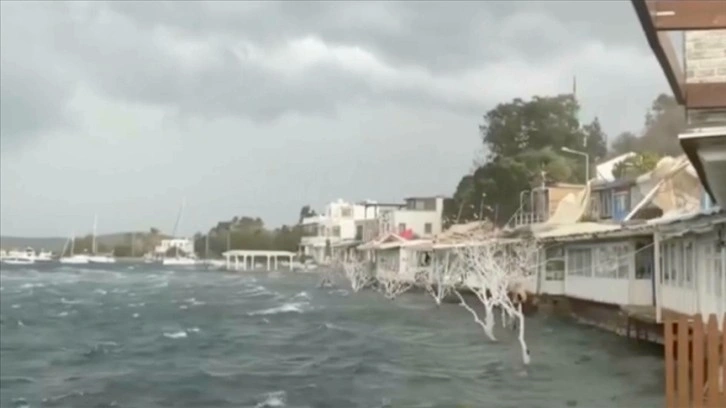 Bodrum'da fırtına nedeniyle bazı işletmelerin çatıları uçtu