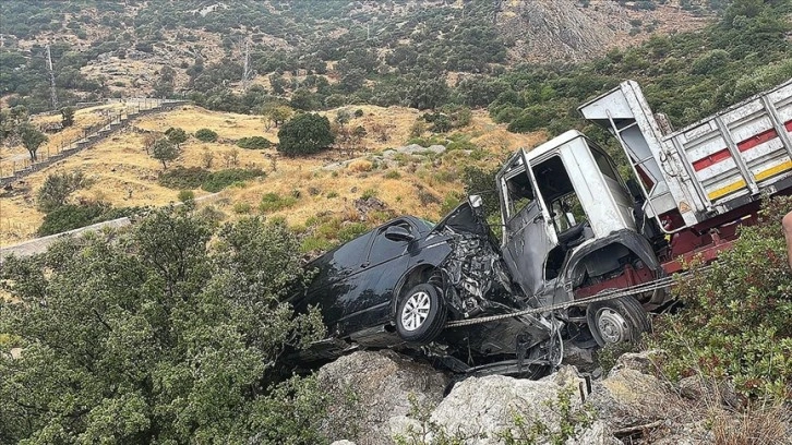 Bodrum'da kaza geçiren sanatçı İbrahim Tatlıses, sıkıştığı araçtan çıkarıldı