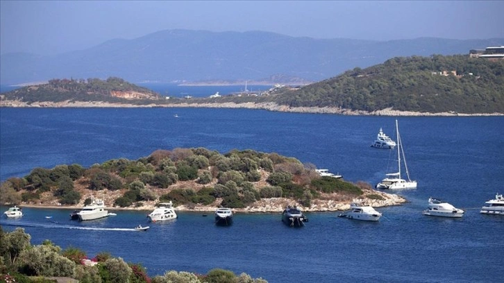 Bodrum'un maviyle yeşilin bütünleştiği koylarında yat hareketliliği yaşanıyor