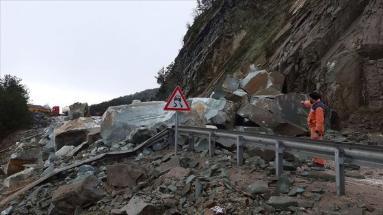 Bolu'da kara yolunda heyelan