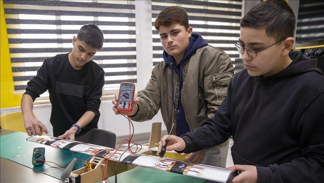 Bolu'da lise &ouml;ğrencileri u&ccedil;ak kanatlarındaki titreşimden elektrik &uuml;reten sistem geliştirdi