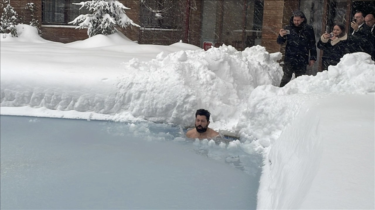Bolu'da tatilci sıfırın altında 10 derecede buz tutmuş havuza girdi