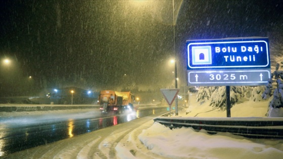 Bolu Dağı'nda kar yağışı etkisini arttırdı