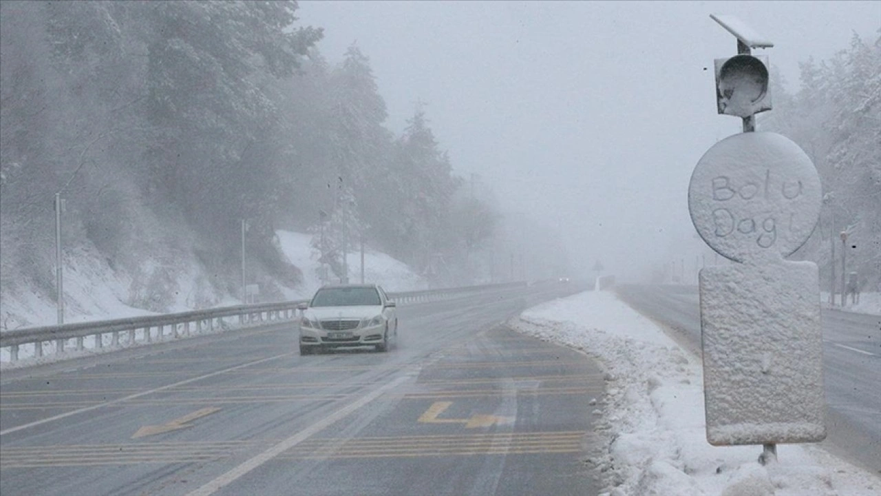 Bolu Dağı'nda kar yağıyor