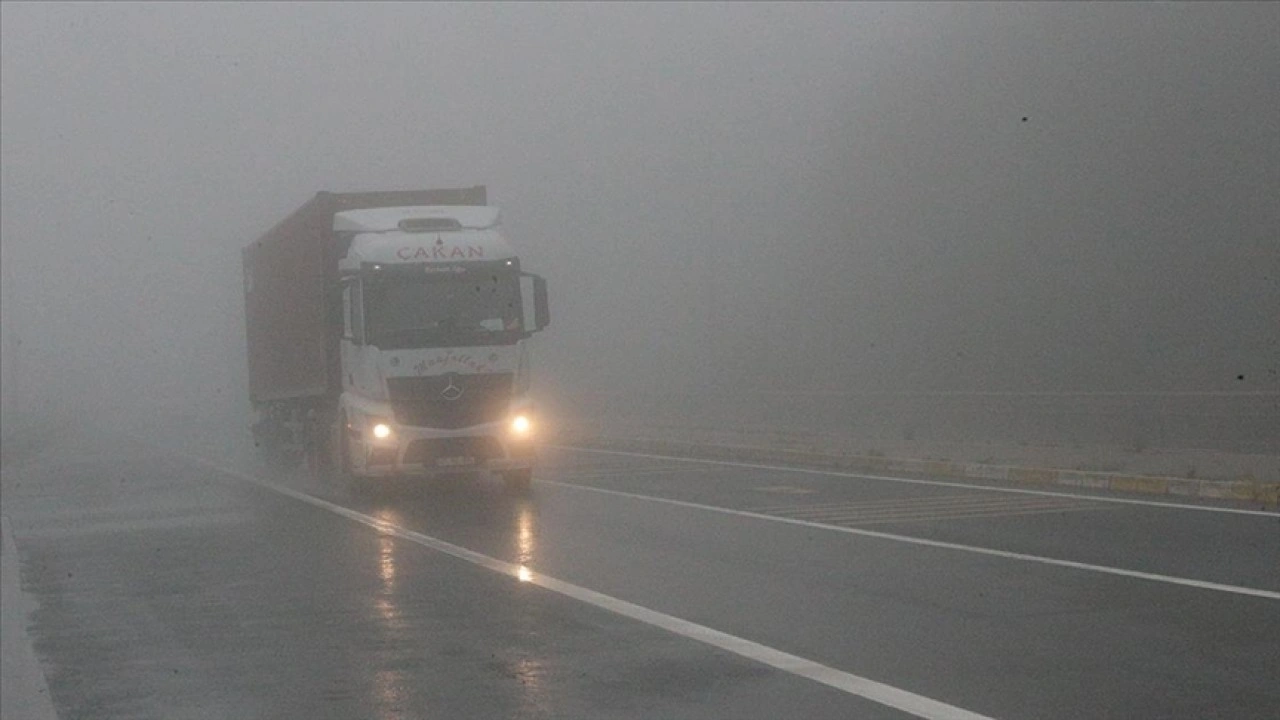 Bolu Dağı'nda sis ve sağanak ulaşımı etkiledi