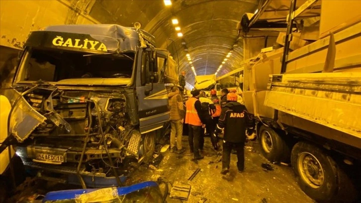 Bolu Dağı Tüneli'nde 18 aracın karıştığı zincirleme kazada 3'ü ağır 17 kişi yaralandı