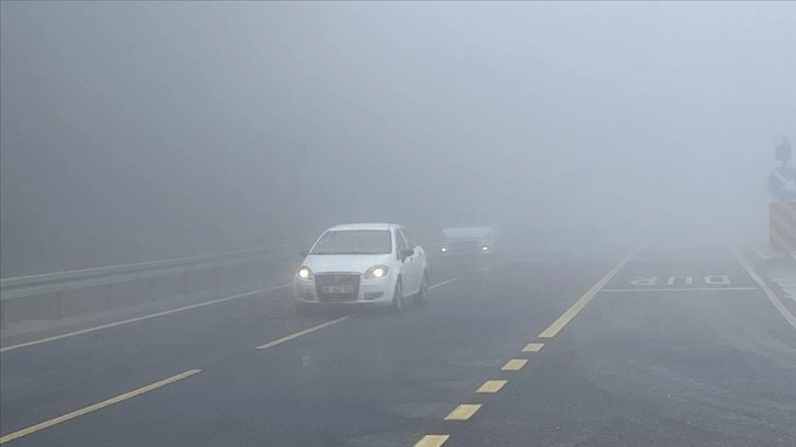 Bolu Dağı'nda etkili olan sis görüş mesafesini düşürdü