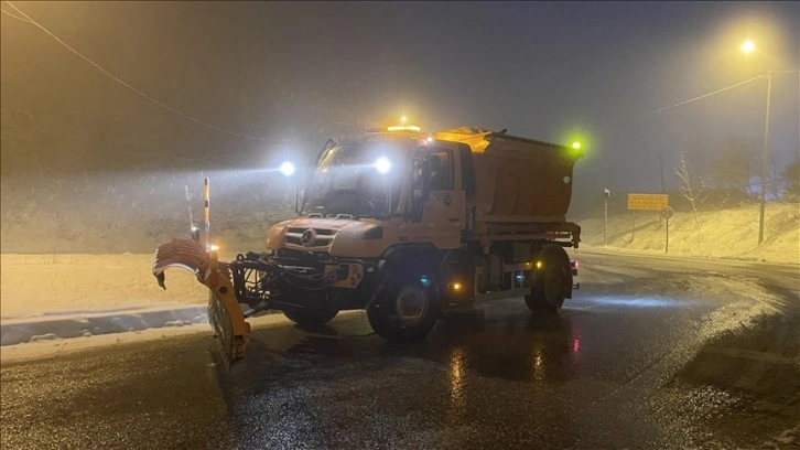 Bolu Dağı'nda kar yağışı devam ediyor