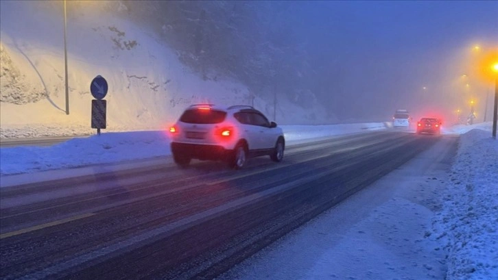 Bolu Dağı'nda kar yağışı etkisini sürdürüyor