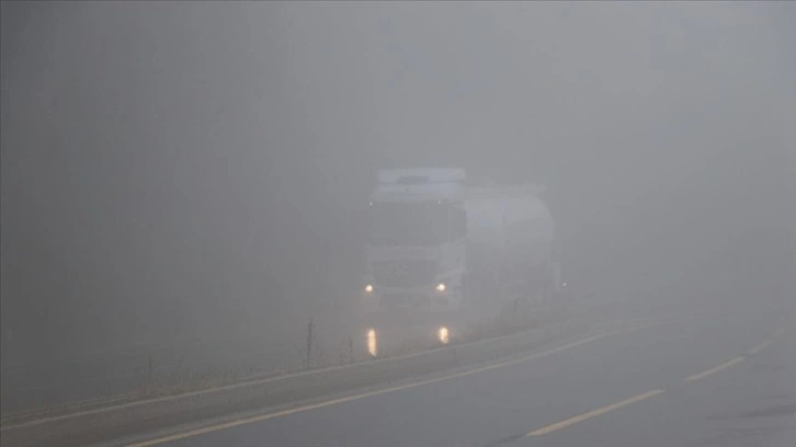 Bolu Dağı'nda sağanak ve sis nedeniyle görüş mesafesi 30 metreye kadar düştü
