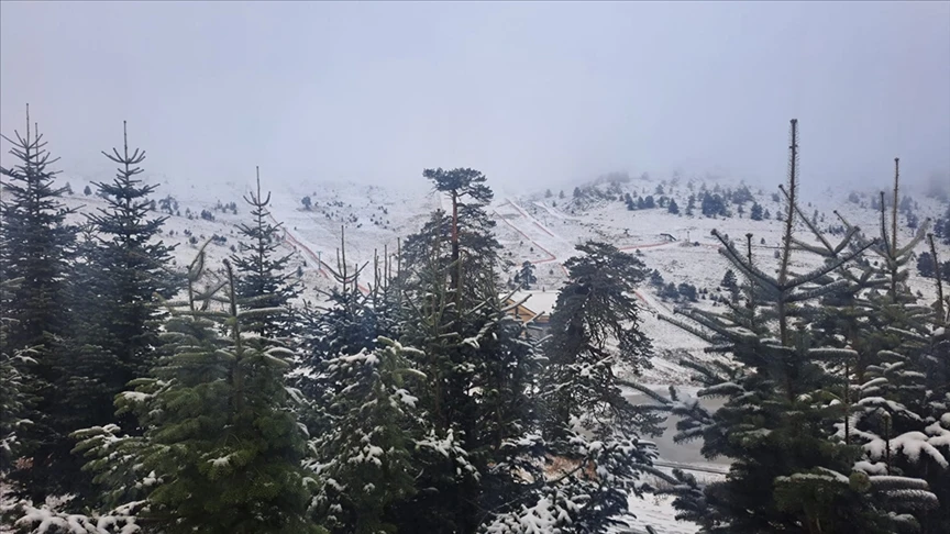 Bolu'nun yüksek kesimlerine kar yağdı
