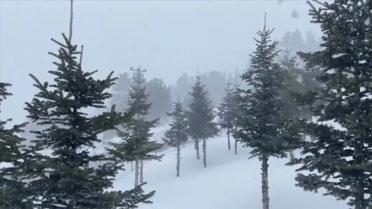 Bolu ve Kastamonu'nun yüksek kesimlerine kar yağdı