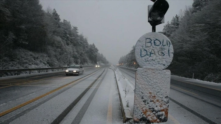 Bolu'da kar yağışı etkili oluyor