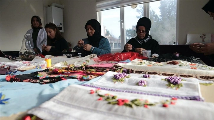 Bolu'da köy yaşam merkezinde sosyalleşen kadınlar, çocuklarının çeyizini hazırlıyor