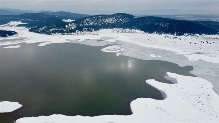 Bolu'da soğukların etkisiyle kısmen donan göl havadan görüntülendi