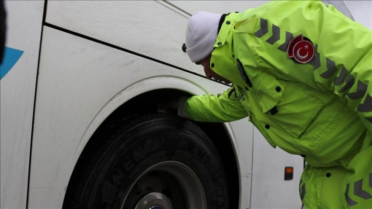 Bolu'da yolcu otobüslerine yönelik zorunlu kış lastiği uygulaması yapıldı