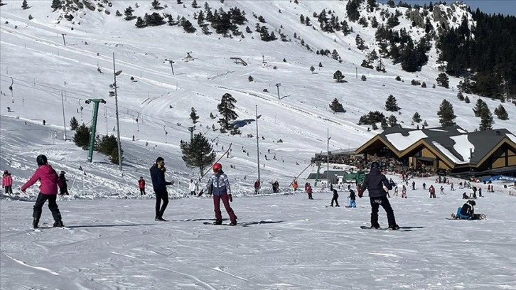 Bolu'da yüksek kesimlerde kış, merkezde bahar yaşanıyor