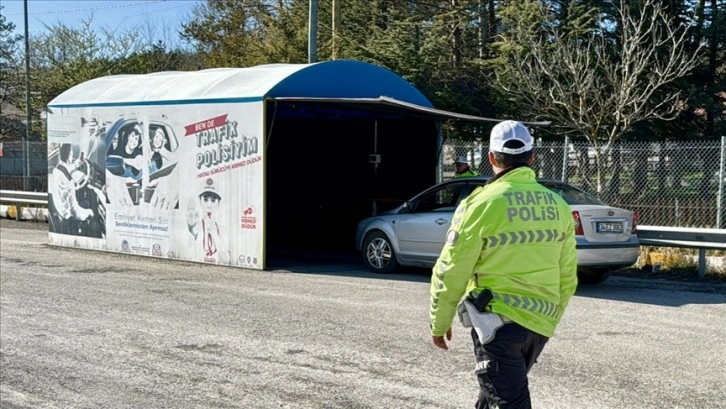 Bolu'dan geçerken 'Yaşam Tüneli'nde mola veren sürücülere trafik kuralları hatırlatılatılıyor