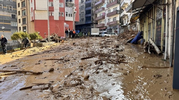 Borçka'da sağanağın ardından hasar tespit ve temizlik çalışması yapılıyor