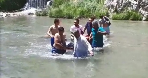 Borunun üstünden geçerken suya düşen genç, ölümden döndü