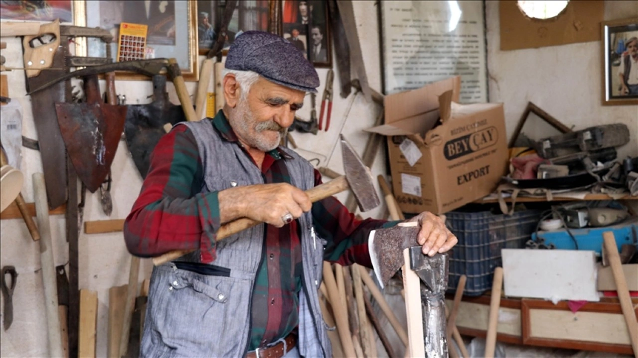 Boş durmamak için başladığı kazma, kürek ve balta sapı yapma işini meslek edindi